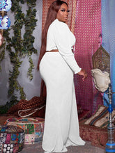 Conjunto de dos piezas de talla grande con top corto con cuello en V y pantalones anchos con volantes